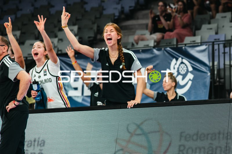 Deutschland u16w jubelt von der Seitenlinie beim Handball-Turnier in Pitesti
