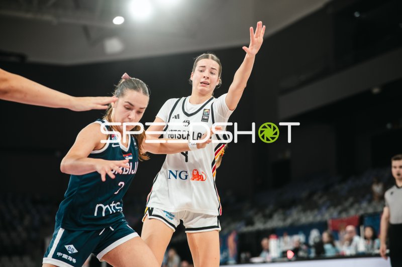 Deutschland (#4) im Zweikampf gegen Serbien bei FIBA-Turnier