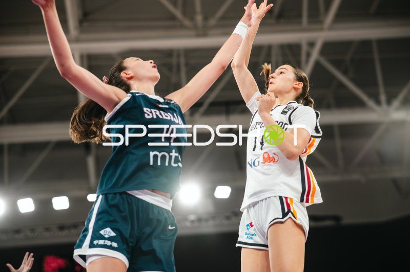 Mia Melissa Koloszar (#14; Deutschland u16w) beim Wurfversuch gegen Serbien