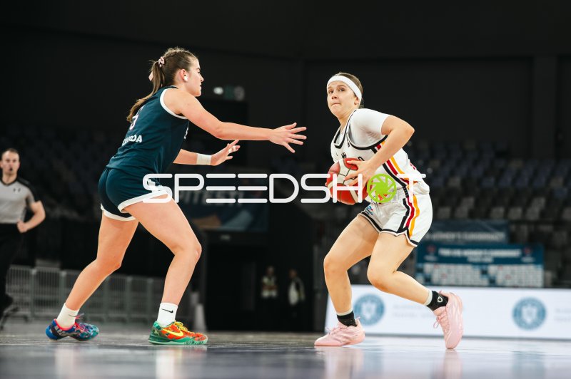 Ballführende Spielerin im Eins-gegen-Eins in der Pitesti Arena