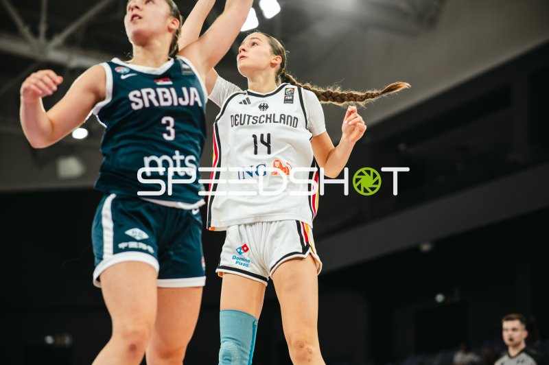 Nada Maksimovic (#14; Deutschland) beim Wurfversuch gegen Serbien