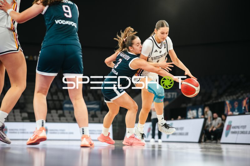 Deutschland u16w im Zweikampf um den Ball in Pitesti