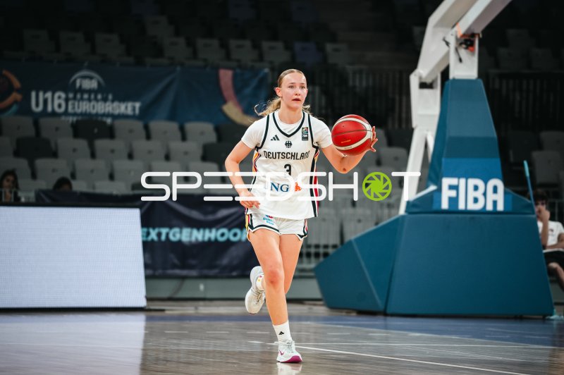 Ana Gavrilov (#3; Deutschland u16w) mit Ball im Angriff