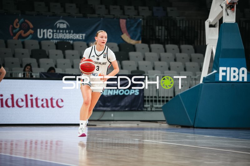 Matilda Blanarik (#3; Deutschland u16w) mit Ball im Angriff