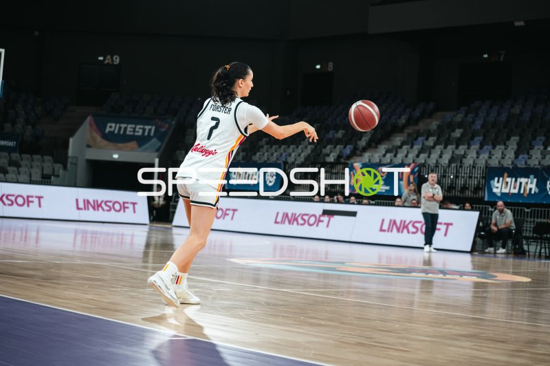 Lana Förster (#7; Team Deutschland u16w) beim Pass in der Pitesti Arena
