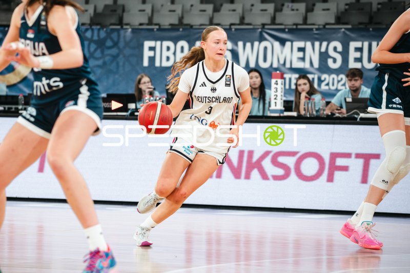 Matilda Blanarik (#3; Deutschland u16w) dribbelt durch die Abwehr