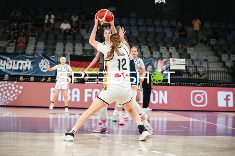 Karolina Bajai (#12; Deutschland u16w) im Angriff gegen Gegnerin