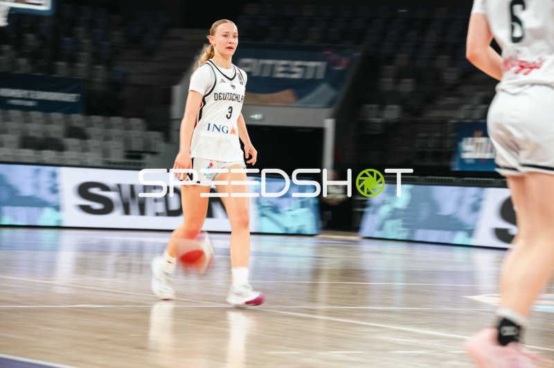 Matilda Blanarik (#3; Deutschland u16w) im Spielaufbau in Pitesti