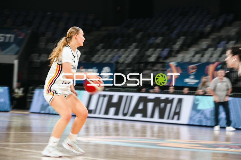 Deutschland-Spielerin mit Ball in Angriffsaktion in Pitesti