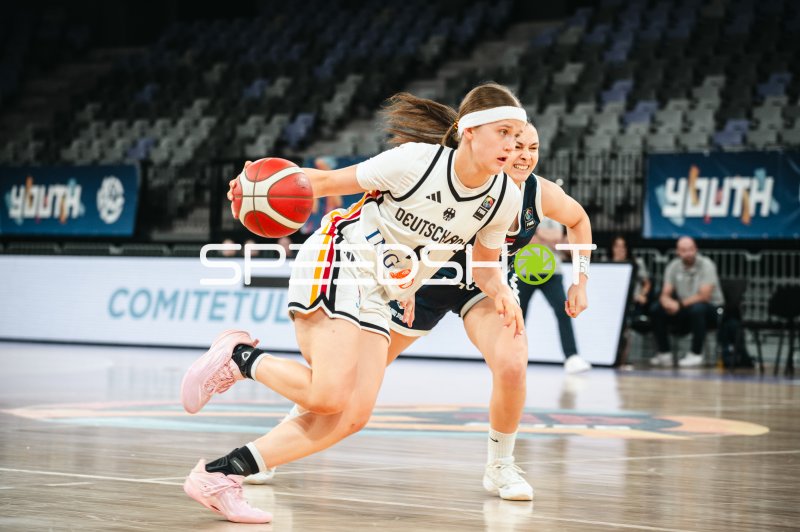Deutschland u16w im Angriff mit Ball gegen Turkey