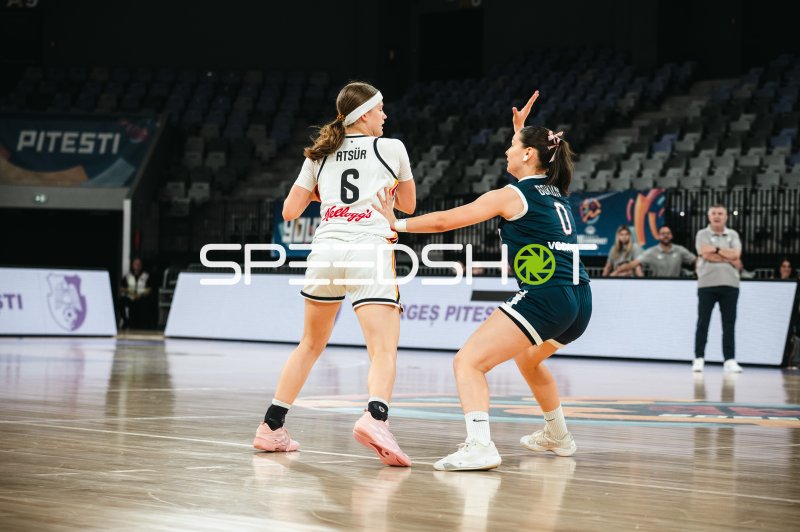 Emilia Atsur (#6; Deutschland u16w) im Zweikampf gegen Turkey