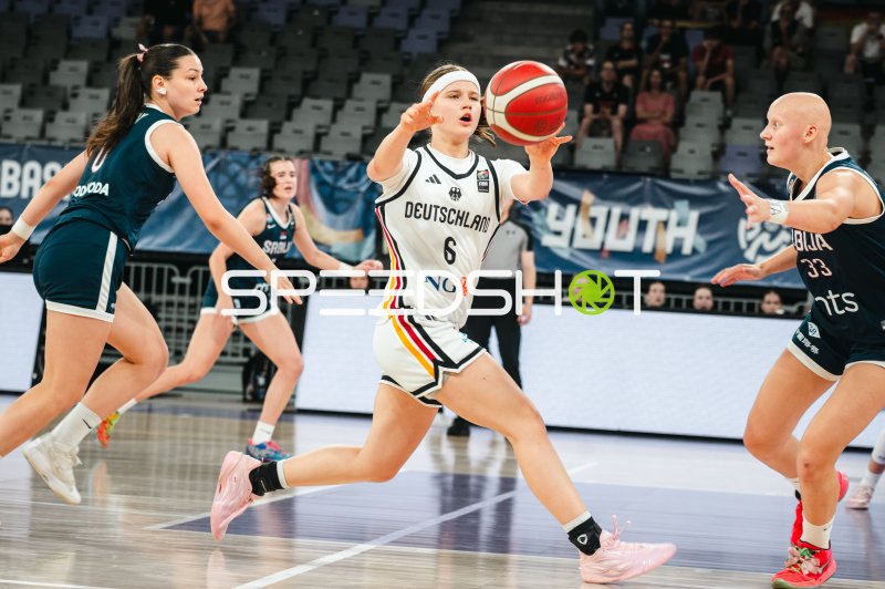 Emilia Atsur (#6; Deutschland u16w) beim Ballkontakt im Angriff