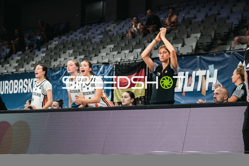 Team Deutschland u16w fiebert von der Bank mit