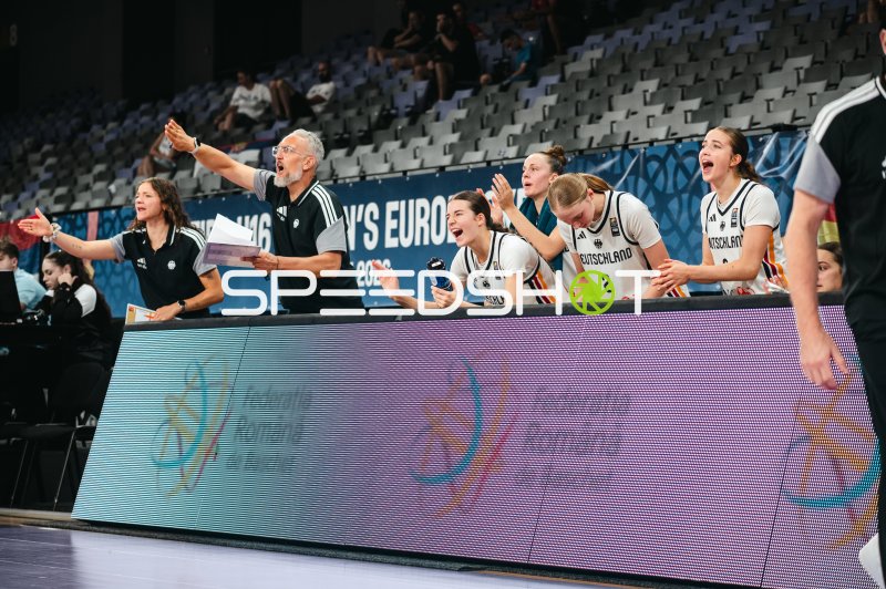 Team Deutschland u16w jubelt von der Bank beim U16-Europameisterschaft