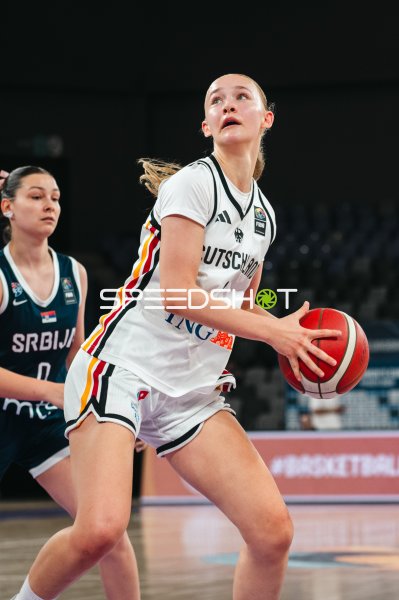 Deutschland u16w im Angriff gegen Serbien beim FIBA-Turnier