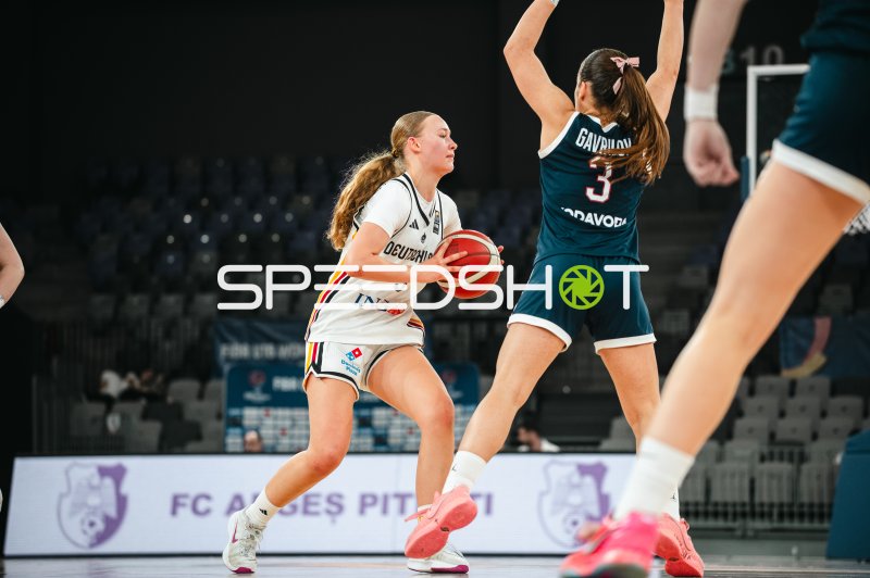 Deutschland u16w im Ballvortrag gegen Ana Gavrilov (#3) in Pitesti