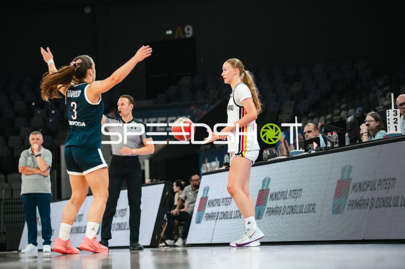 Ana Gavrilov (#3) im Einwurf gegen Deutschland u16w in Pitesti