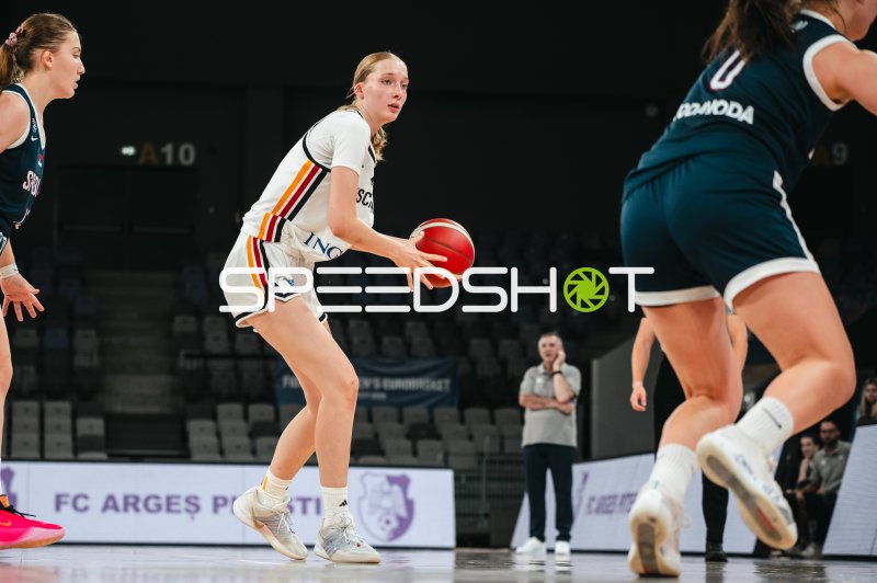 Basketballspielerin im weißen Trikot mit Ball in der Pitesti Arena