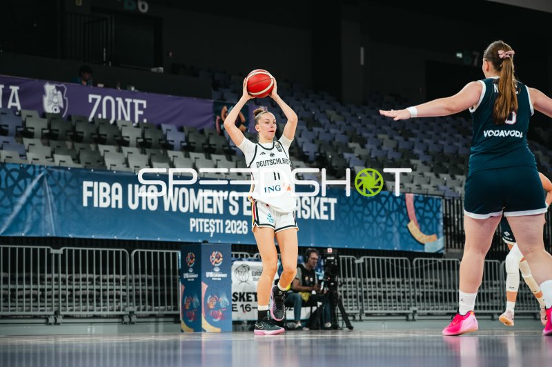 Jamie Zentgraf (#11; Deutschland u16w) beim Wurfversuch gegen die Abwehr