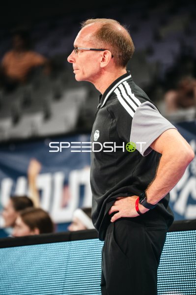 Trainer Deutschland u16w beobachtet das Spielgeschehen in Pitesti