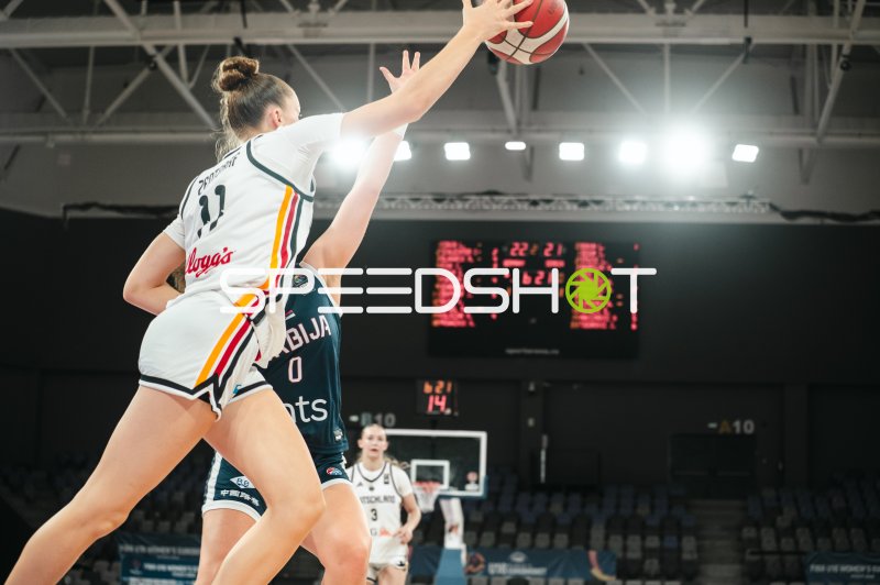Jamie Zentgraf (#11; Deutschland u16w) beim Korbwurf gegen Serbien