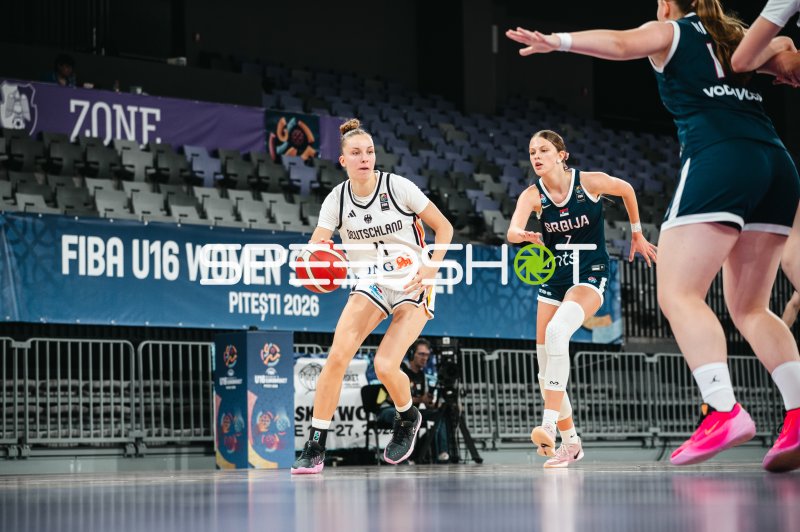 Jamie Zentgraf (#11; Deutschland u16w) dribbelt gegen Serbien