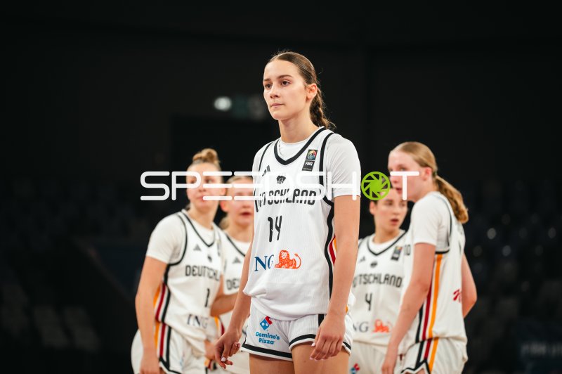 Mia Melissa Koloszar (#14; Deutschland u16w) im Fokus bei der FIBA-Jugend-EM