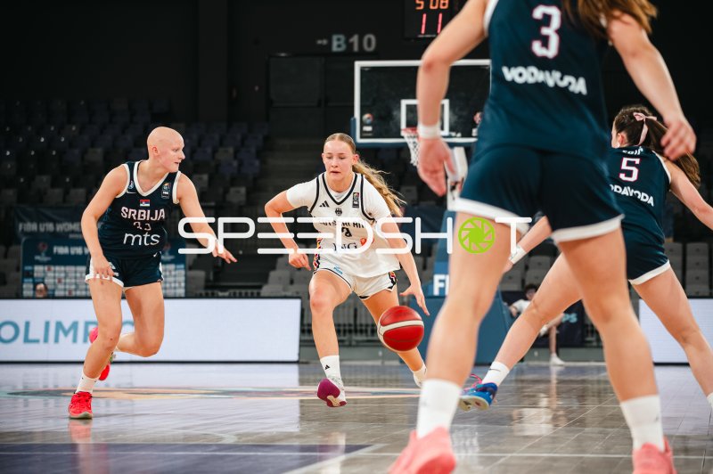 Deutschland (#2) dribbelt durch die serbische Abwehr bei der FIBA U16