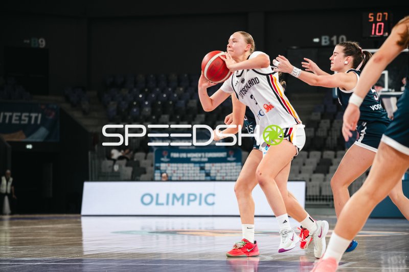 Matilda Blanarik (#3; Deutschland u16w) im Zweikampf beim FIBA U16 Women's EuroBasket