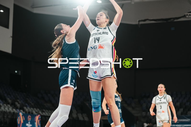 Mia Melissa Koloszar (#14; Deutschland u16w) beim Wurfversuch gegen Serbien