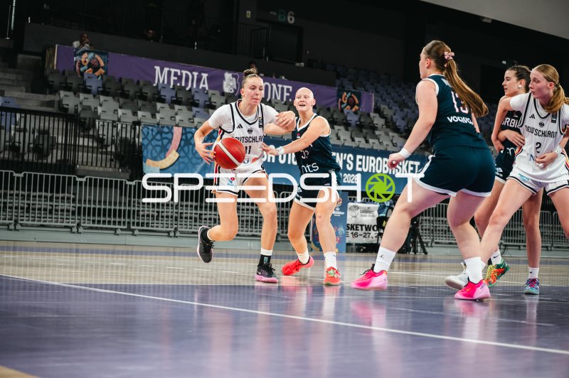 Deutschland u16w im Angriff beim U16 Women's EuroBasket 2026