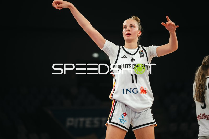 Jamie Zentgraf (#11; Deutschland u16w) beim Wurfversuch in Pitesti