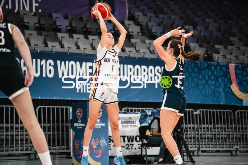 Clara Rink (#4; Team Deutschland u16w) beim Wurfversuch gegen den Gegner