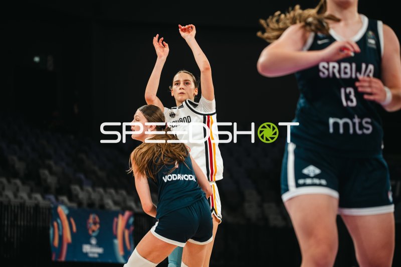 Deutschland u16w beim Wurfversuch gegen Serbien in Pitesti