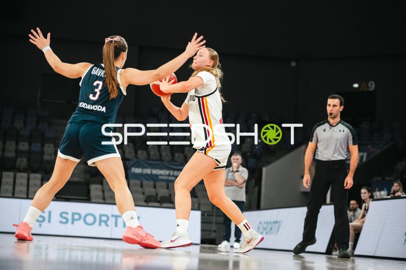 Deutschland u16w im Zweikampf gegen Ana Gavrilov (#3) in Pitesti