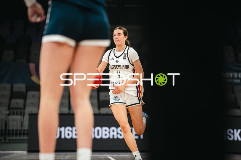 Clara Rink (#4; Deutschland u16w) mit Ball im Angriff