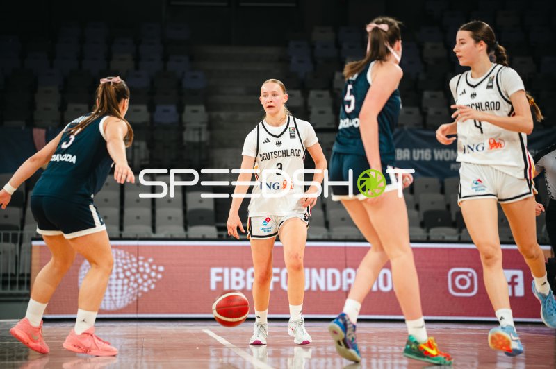 Matilda Blanarik (#3; Deutschland u16w) im Spielaufbau gegen den Gegner