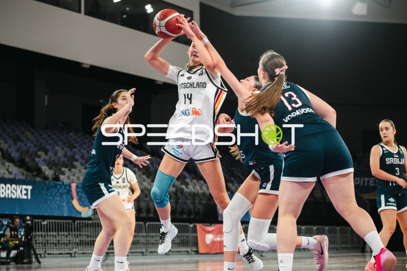 Mia Melissa Koloszar (#14; Deutschland u16w) im Wurf gegen Serbien