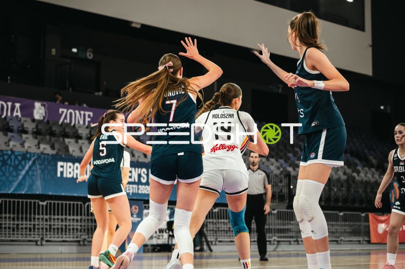 Mia Melissa Koloszar (#14; Deutschland u16w) im Zweikampf gegen Serbien