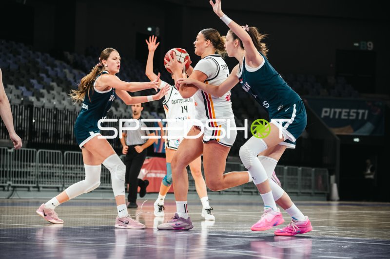 Nada Maksimovic (#14; Deutschland u16w) im Zweikampf in Pitesti