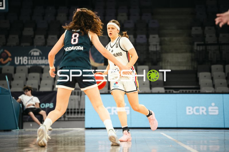 Deutschland u16w im Zweikampf beim FIBA U16 Women's EuroBasket in Pitesti