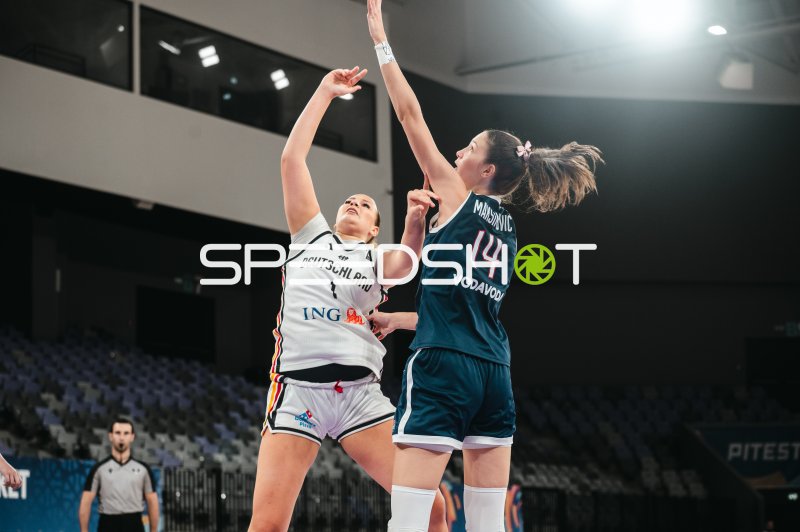 Deutschland u16w beim Sprungwurf gegen Nada Maksimovic (#14) in Pitesti