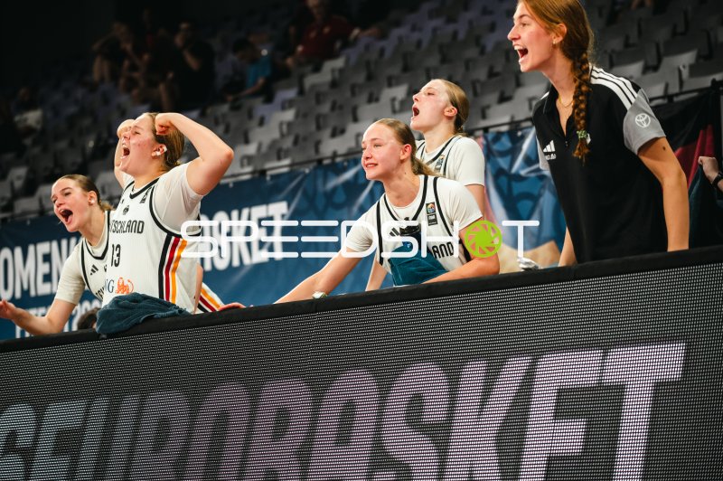 Deutschland u16w-Bank jubelt emotional beim Basketball-Turnier in Pitesti