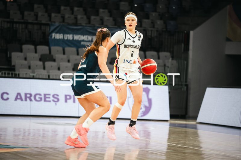 Emilia Atsur (#6; Deutschland u16w) im Dribbling gegen Turkey