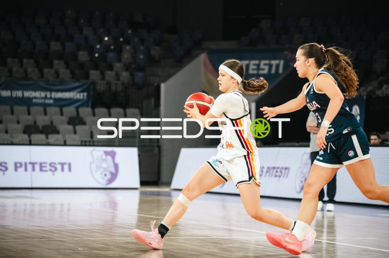 Deutschland u16w im Zweikampf beim FIBA U16 Women's EuroBasket in Pitești