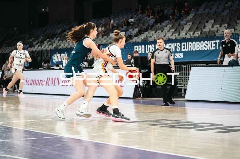 Deutschland u16w im Dribbling-Zweikampf gegen Turkey bei FIBA U16 Women's EuroBasket