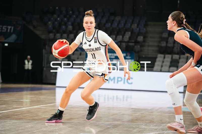 Jamie Zentgraf (#11; Deutschland u16w) mit Ball im Angriff