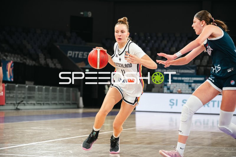 Jamie Zentgraf (#11; Deutschland) dribbelt im Zweikampf