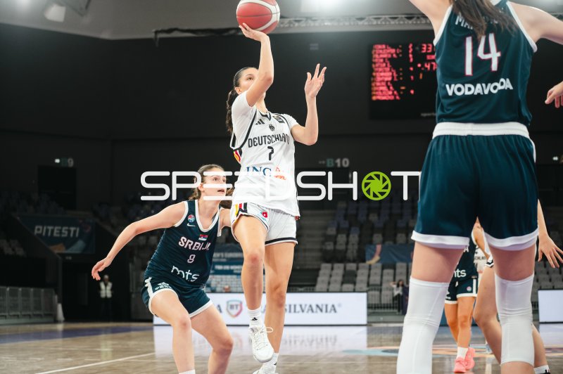 Lana Förster (#7; Deutschland) beim Korbwurf in Pitesti