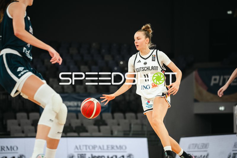 Jamie Zentgraf (#11; Deutschland u16w) beim Dribbling in Pitesti
